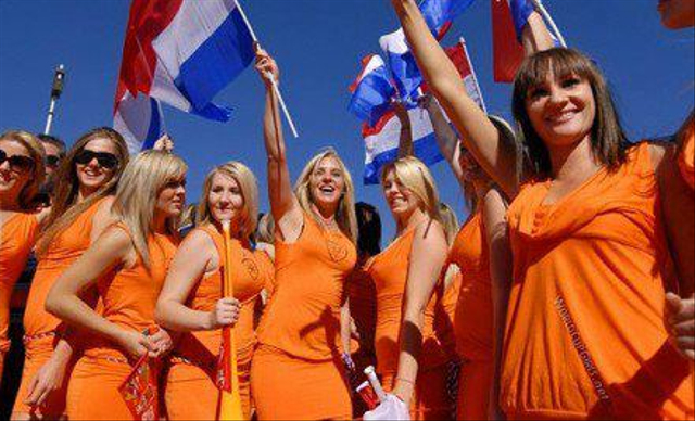 Belanda Lolos 16 Besar Euro 2020, Suporter Cantik Nekat Pamer Payudara di Keramaian